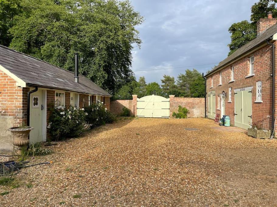 The Georgian Coach House:New Forest With Hot Tub Fordingbridge Esterno foto