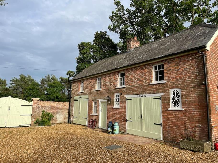 The Georgian Coach House:New Forest With Hot Tub Fordingbridge Esterno foto